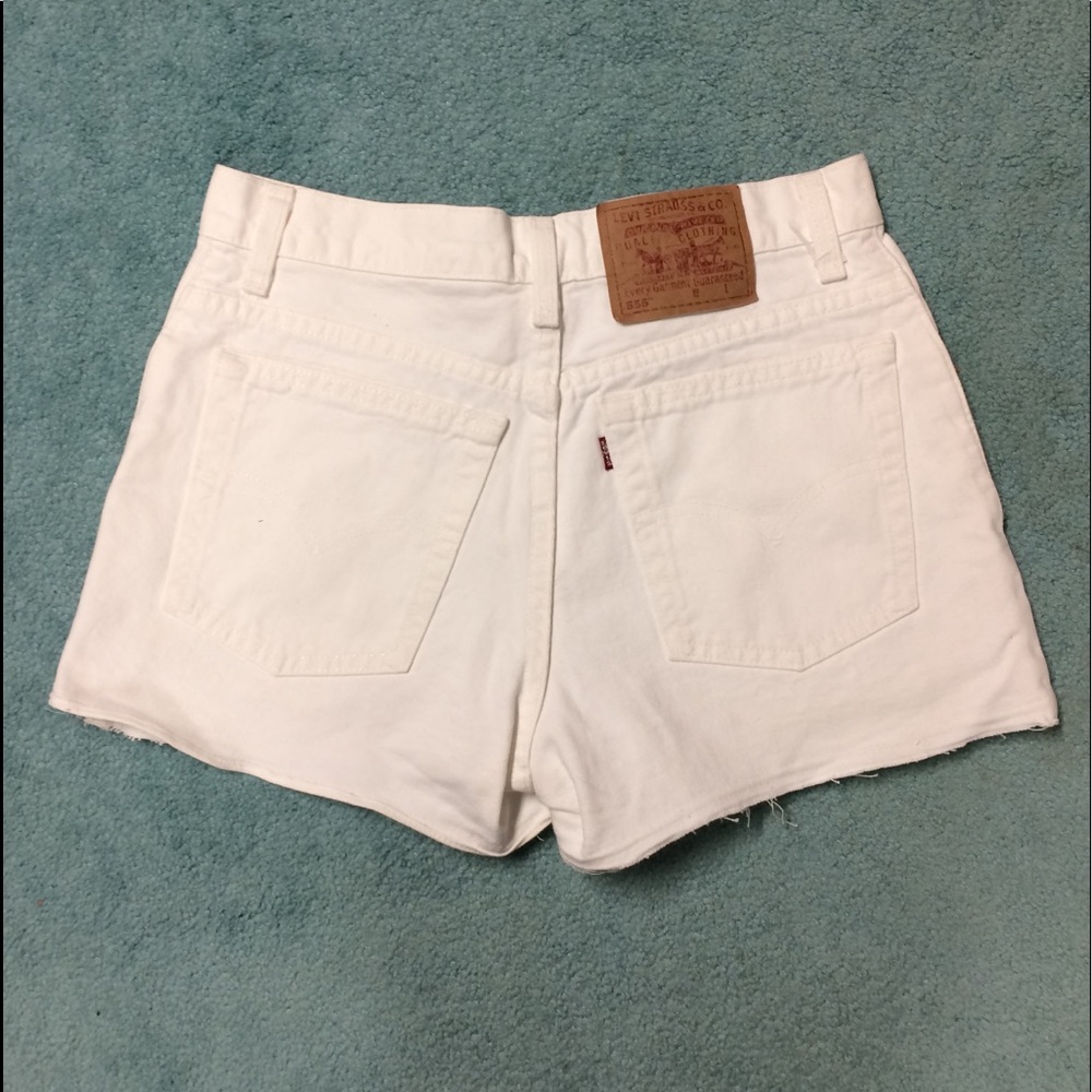 Vintage Levi’s 555 Guy’s Fit White Jean Shorts - Picture 3 of 11